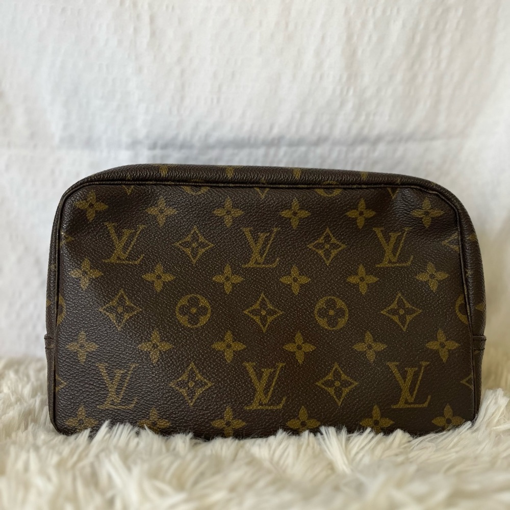 AUTHENTIC VINTAGE LOUIS VUITTON TOILETRY POUCH